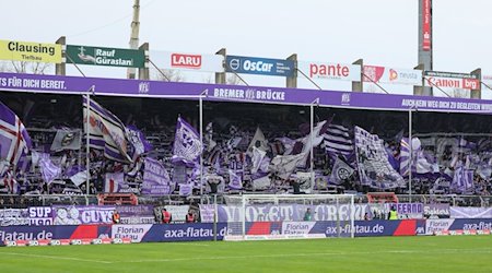 Osnabrücks Fans schwenken ihre Fahnen. / Foto: Friso Gentsch/dpa