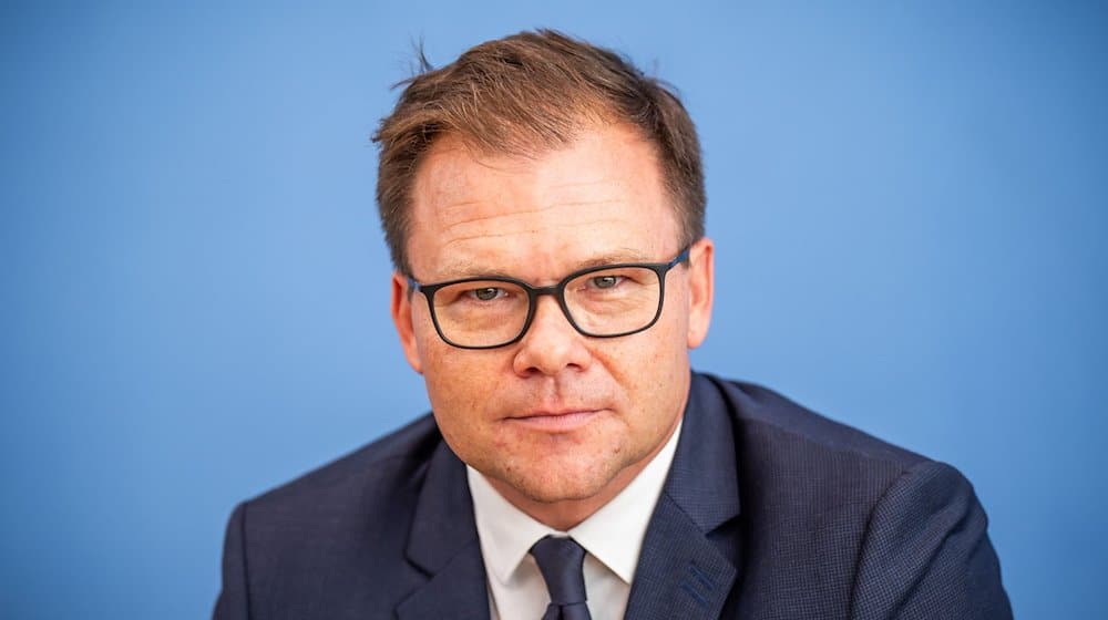 Carsten Schneider (SPD), Staatsminister und Ostbeauftragter der Bundesregierung, aufgenommen bei der Vorstellung des Berichts zum Stand der Deutschen Einheit. / Foto: Michael Kappeler/dpa/Archivbild