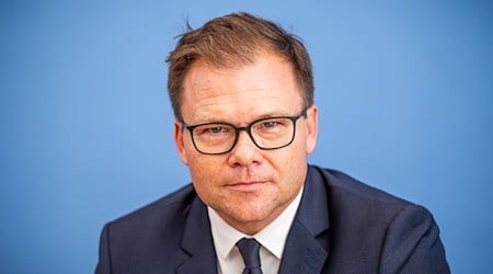 Carsten Schneider (SPD), Staatsminister und Ostbeauftragter der Bundesregierung, aufgenommen bei der Vorstellung des Berichts zum Stand der Deutschen Einheit. / Foto: Michael Kappeler/dpa/Archivbild