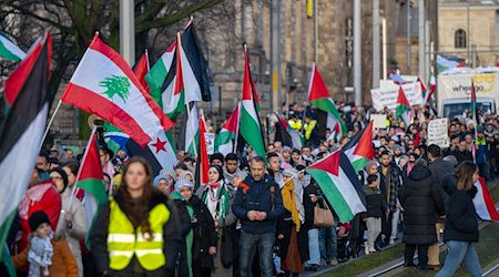 Zahlreiche Menschen nehmen an der propalästinensischen Demonstration teil. / Foto: Monika Skolimowska/dpa/Archivbild