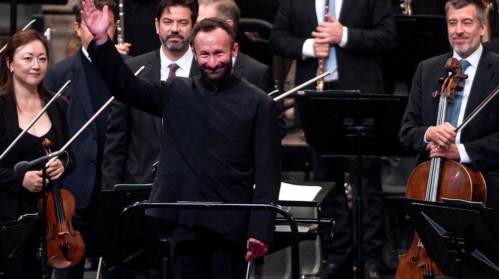 Kirill Petrenko (M), Chefdirigent und künstlerischer Leiter der Berliner Philharmoniker, steht mit den Philharmonikern auf der Waldbühne. / Foto: Fabian Sommer/dpa