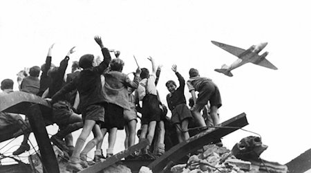 West-Berliner Jungen, die auf einem Trümmerberg stehen. / Foto: -/dpa