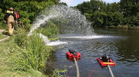 Feuerwehrleute pumpen im Sommer 2023 Sauerstoff in den Gleiwitzer Kanal, um das Algenwachstum zu verhindern. / Foto: Krzysztof Swiderski/pap/dpa