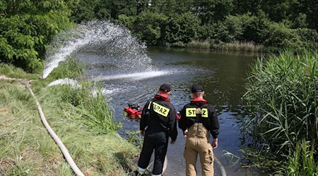 Feuerwehrleute pumpen im Sommer 2023 Sauerstoff in den Gleiwitzer Kanal, um das Algenwachstum zu verhindern. / Foto: Krzysztof Swiderski/PAP/dpa/Archiv