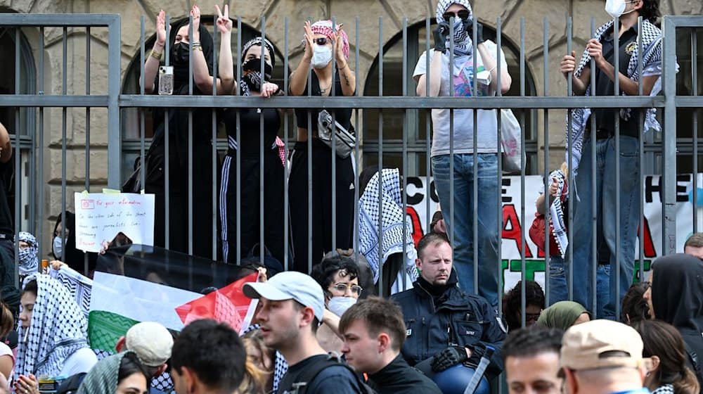 Pro-Palästinensischen Demonstranten haben sich im Innenhof am Zaun der Berliner Humboldt-Universität (HU) versammelt. / Foto: Soeren Stache/dpa
