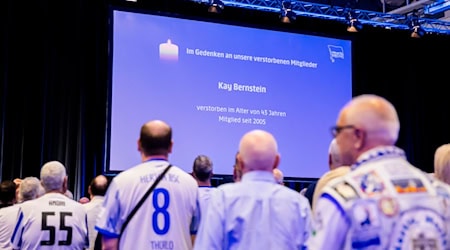 Hertha-BSC-Mitglieder gedenken bei der Mitgliederversammlung von Hertha BSC im CityCube der Messe Berlin dem ehemaligen und plötzlich verstorbenen Präsidenten von Hertha BSC Kay Bernstein. / Foto: Christoph Soeder/dpa