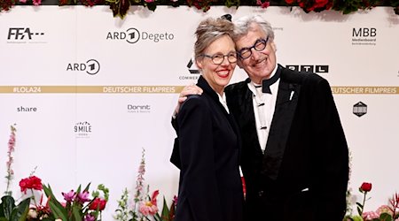 Regisseur Wim Wenders und seine Frau Donata kommen zur Verleihung des Deutschen Filmpreises. / Foto: Christoph Soeder/dpa