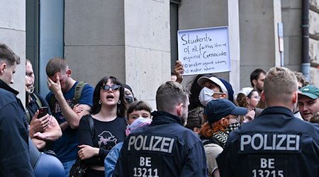 Pro-Palästinensische Demonstranten. / Foto: Soeren Stache/dpa