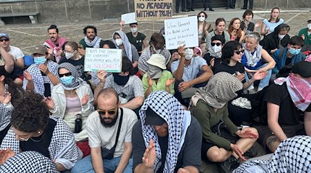 Menschen protestieren auf dem Gelände der Humboldt-Universität Berlin gegen den Krieg im Gazastreifen. / Foto: Paul Zinken/dpa