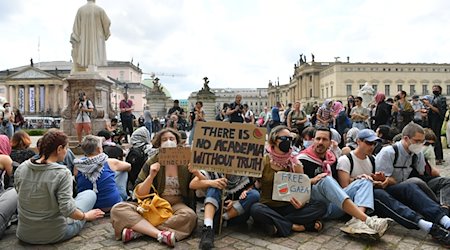 Menschen protestieren auf dem Gelände der Humboldt-Universität Berlin gegen den Krieg im Gazastreifen. / Foto: Paul Zinken/dpa