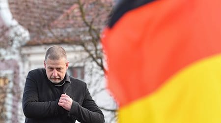 Götz Kubitschek, Verleger, Publizist und politischer Aktivist der Neuen Rechten, spricht auf einer Protestveranstaltung gegen Zuwanderung und die Asyl-Politik der Bundesregierung. / Foto: Patrick Pleul/dpa-Zentralbild/dpa/Archivbild