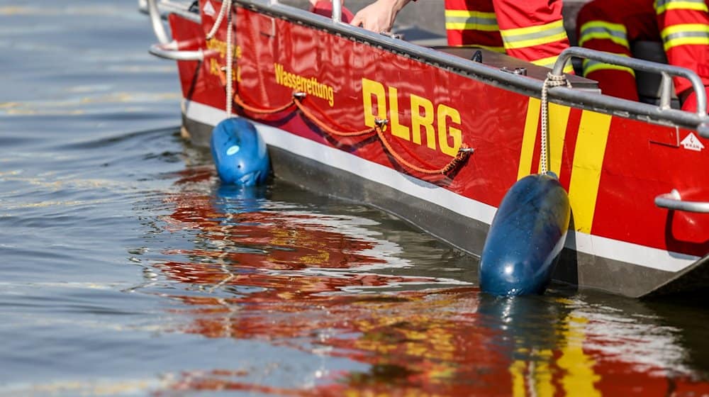 Ein Motorboot der DLRG fährt über einen Fluss. / Foto: Christoph Reichwein/dpa