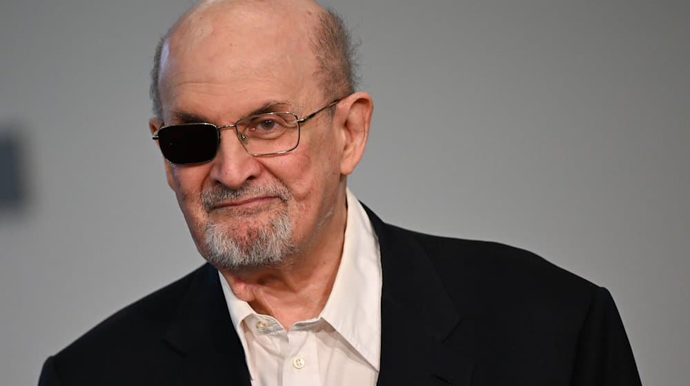 Der britische Autor Salman Rushdie kommt auf der Frankfurter Buchmesse zu einer Pressekonferenz. / Foto: Arne Dedert/dpa