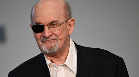 Der britische Autor Salman Rushdie kommt auf der Frankfurter Buchmesse zu einer Pressekonferenz. / Foto: Arne Dedert/dpa