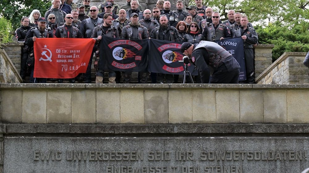 Mitglieder der Rockergruppe «Nachtwölfe» stehen an der Gedenkstätte Seelöwen Höhen. / Foto: Michael Bahlo/dpa