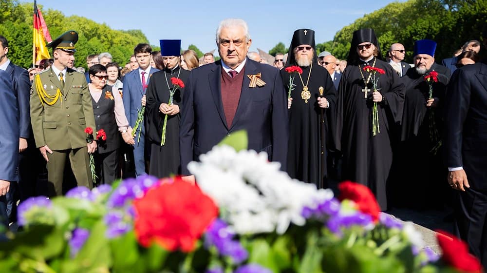 Sergei Jurjewitsch Netschajew (M), Botschafter der Russischen Föderation in der Bundesrepublik Deutschland, steht am Sowjetischen Ehrenmal im Treptower Park vor Gedenkkränzen. Am 8. und 9. Mai jährt sich die Befreiung vom Nationalsozialismus zum 79. Mal. / Foto: Christoph Soeder/dpa