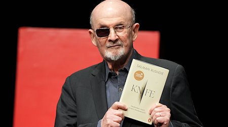 Schriftsteller Salman Rushdie mit seinem neuen Buch «Knife. Gedanken nach einem Mordversuch». / Foto: Soeren Stache/dpa