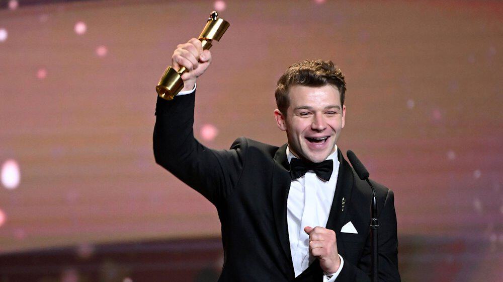 Schauspieler Simon Morzé hat den Deutschen Filmpreis als bester Hauptdarsteller gewonnen. / Foto: Sebastian Christoph Gollnow/dpa