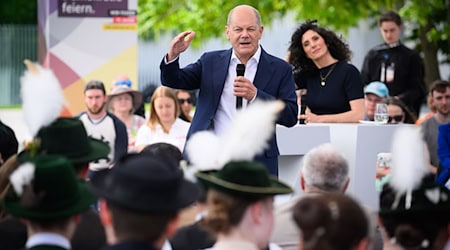 Bundeskanzler Olaf Scholz (SPD, M) nimmt an einem Bürgerdialog im Dialogforum im Rahmen des Bürgerfestes und der Feierlichkeiten zu «75 Jahre Grundgesetz» teil. / Foto: Bernd von Jutrczenka/dpa