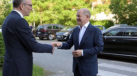 Bundeskanzler Olaf Scholz (r) wird von Alexandros Tassinopoulos, Geschäftsführer der Arbeitsagentur Potsdam, begrüßt. / Foto: Michael Bahlo/dpa