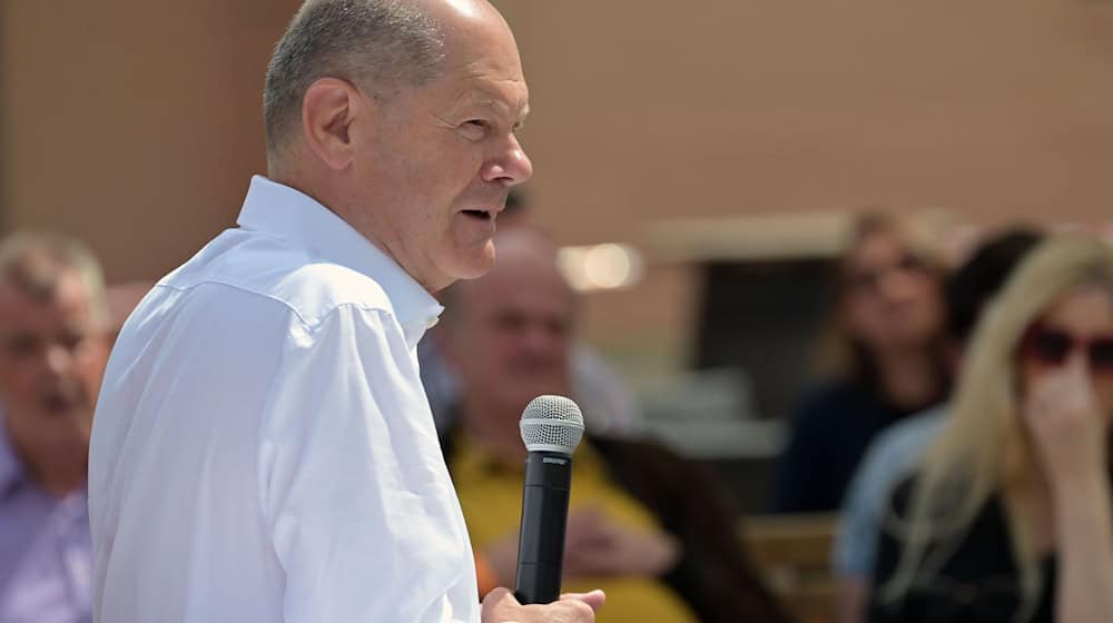 Bundeskanzler Olaf Scholz spricht beim Wahlkreisgespräch auf dem Potsdamer Krongut Bornstedt. / Foto: Michael Bahlo/dpa