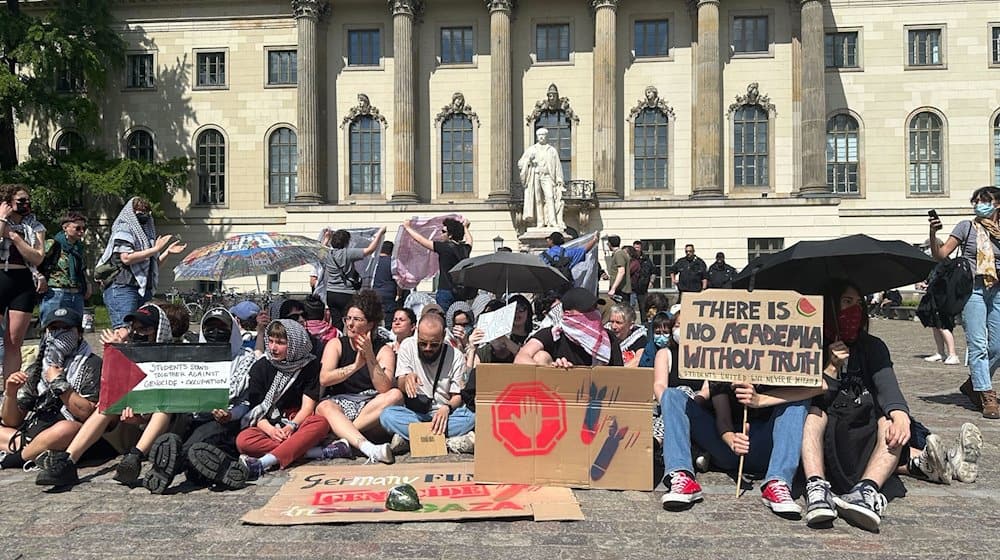 Menschen protestieren auf dem Gelände der Humboldt-Universität Berlin gegen den Krieg im Gazastreifen. / Foto: Paul Zinken/dpa