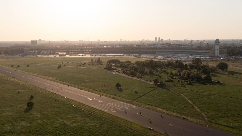 Die Sonne steht über dem Tempelhofer Feld. / Foto: Sebastian Gollnow/dpa