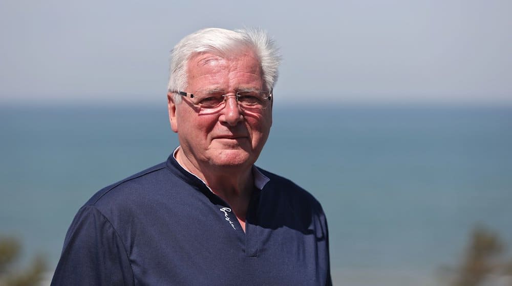 Wolfgang Seguin, Siegtorschütze im Europapokalfinale 1974, steht während eines Treffens von DDR-WM-Teilnehmern 1974 zum 50-jährigen Jubiläum auf der Terrasse vom Strandhotel Fischland. / Foto: Danny Gohlke/dpa