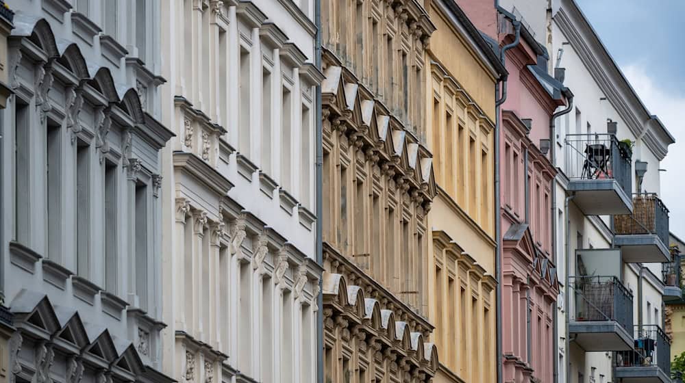 Blick auf sanierte Fassaden der Altbauwohnungen im Berliner Bezirk Prenzlauer Berg. / Foto: Monika Skolimowska/dpa/Archivbild