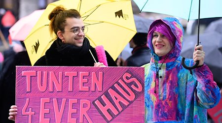 Aktivisten demonstrieren vor dem Berliner Abgeordnetenhaus unter dem Motto „Queere Räume retten, Verdrängung stoppen“ für das alternative Hausprojekt „Tuntenhaus“. / Foto: Bernd von Jutrczenka/dpa/Archivbild