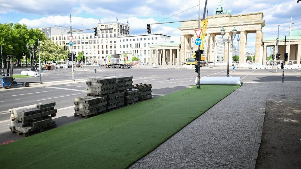 Rollrasen liegt auf dem Gehweg der Straße des 17. Juni vor dem Brandenburger Tor. / Foto: Sebastian Gollnow/dpa