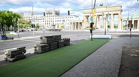 Rollrasen liegt auf dem Gehweg der Straße des 17. Juni vor dem Brandenburger Tor. / Foto: Sebastian Gollnow/dpa