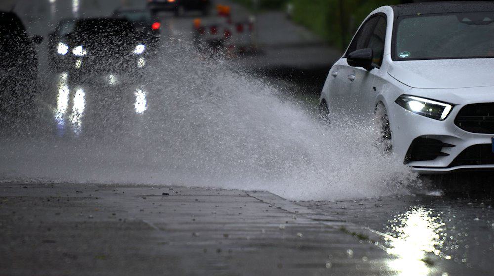 Ein Auto fährt durch eine große Wasserlache. / Foto: Federico Gambarini/dpa