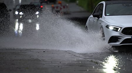 Ein Auto fährt durch eine große Wasserlache. / Foto: Federico Gambarini/dpa