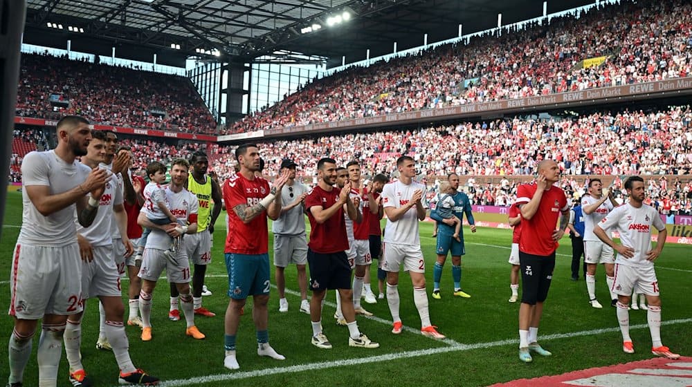 Kölns Spieler stehen nach dem Spiel vor den Fans. / Foto: Federico Gambarini/dpa