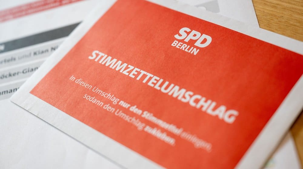 Beim SPD Landesverband Berlin liegt ein Stimmzettelumschlag auf dem Tisch. / Foto: Christophe Gateau/dpa