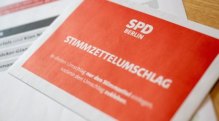Beim SPD Landesverband Berlin liegt ein Stimmzettelumschlag auf dem Tisch. / Foto: Christophe Gateau/dpa