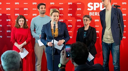 Mitglieder der SPD stehen bei einer Pressekonferenz zusammen. / Foto: Christophe Gateau/dpa