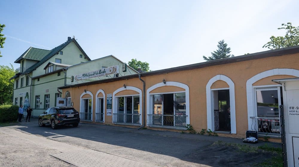 In einem Restaurant wurde eine Scheibe eingeschlagen, die Fassade beschmiert und Buttersäure verteilt. / Foto: Christophe Gateau/dpa