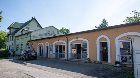 In einem Restaurant wurde eine Scheibe eingeschlagen, die Fassade beschmiert und Buttersäure verteilt. / Foto: Christophe Gateau/dpa