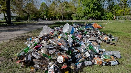Unzählige Flaschen und Müll liegen in einem Park in Treptow. / Foto: Paul Zinken/dpa