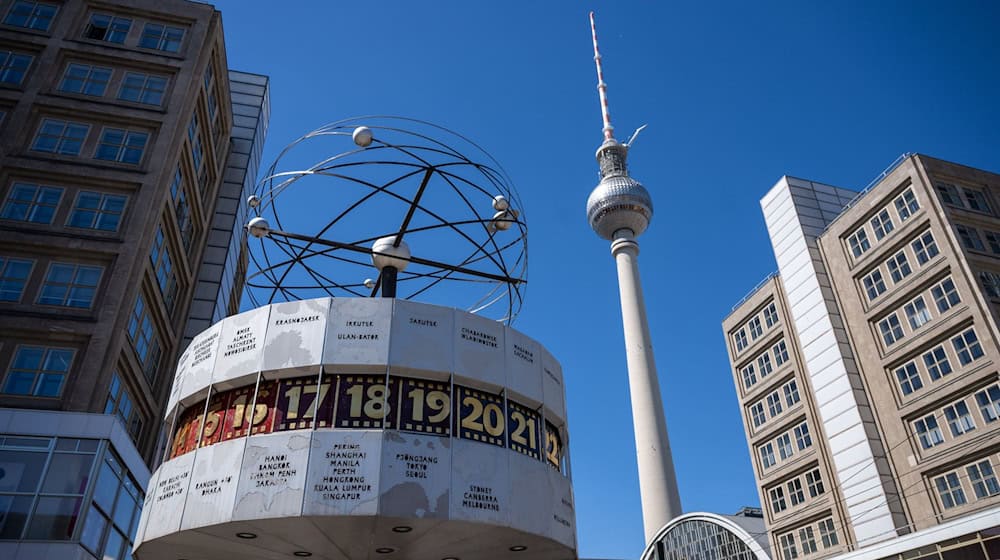 Blick auf die Weltzeituhr und den Fernsehturm am Alexanderplatz. / Foto: Monika Skolimowska/dpa/Archivbild