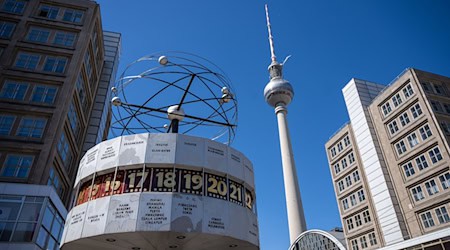 Blick auf die Weltzeituhr und den Fernsehturm am Alexanderplatz. / Foto: Monika Skolimowska/dpa/Archivbild