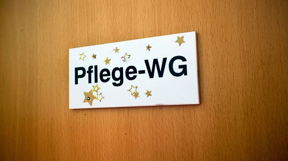 Das Schild "Pflege-WG" hängt an einer Tür im Integrativen Betreuungszentrum der Diakonie in Rostock (Mecklenburg-Vorpommern), aufgenommen am 18.02.2015. / Foto: Jens Büttner/dpa