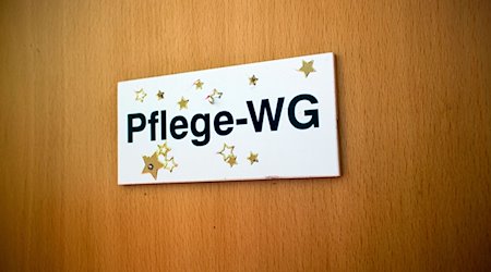 Das Schild "Pflege-WG" hängt an einer Tür im Integrativen Betreuungszentrum der Diakonie in Rostock (Mecklenburg-Vorpommern), aufgenommen am 18.02.2015. / Foto: Jens Büttner/dpa