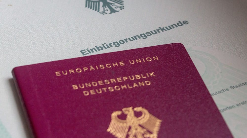 Eine Einbürgerungsurkunde der Bundesrepublik Deutschland und ein deutscher Reisepass liegen auf einem Tisch. / Foto: Fernando Gutierrez-Juarez/dpa