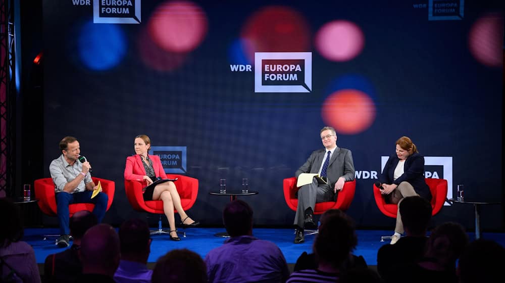 Moderator Georg Restle (l-r), Redaktionsleiter der ARD-Sendung Monitor, Agnieszka Lada-Konefal, Stellvertretende Direktorin des Deutschen Polen-Instituts, Giovanni Capoccia, Politikwissenschaftler, und Natascha Strobl, Politikwissenschaftlerin. / Foto: Bernd von Jutrczenka/dpa