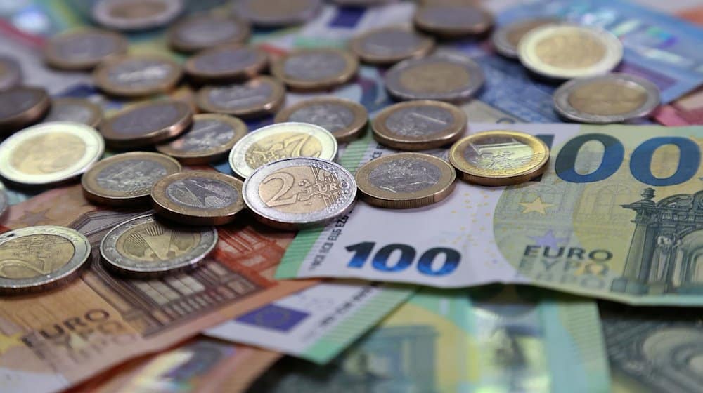 Verschiedene Euro-Banknoten und Euro-Münzen liegen auf einem Tisch. / Foto: Karl-Josef Hildenbrand/dpa