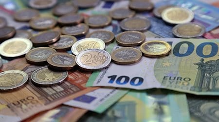 Verschiedene Euro-Banknoten und Euro-Münzen liegen auf einem Tisch. / Foto: Karl-Josef Hildenbrand/dpa