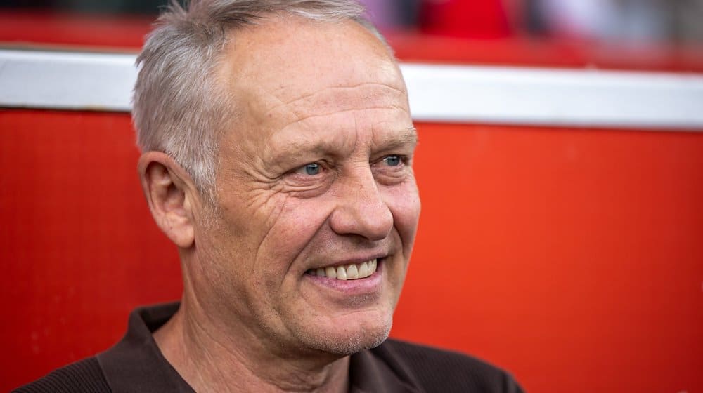 SC Freiburgs Trainer Christian Streich lacht. / Foto: Andreas Gora/dpa